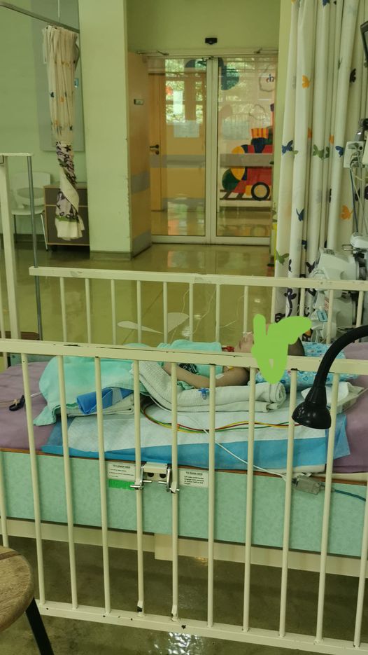 男婴因头部严重受伤，目前仍在加护病房接受密切观察。