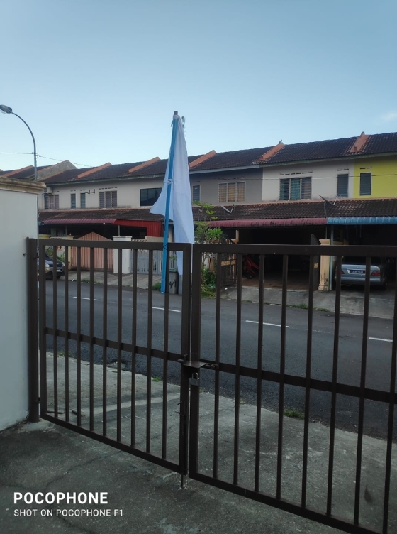 38岁的祖基菲立在住家门口挂上白旗，希望获得援助。