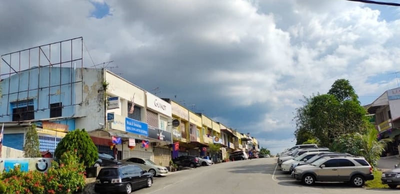 在实拍的新古来市花园的主街道图中，其右下方并未设置花园名牌。