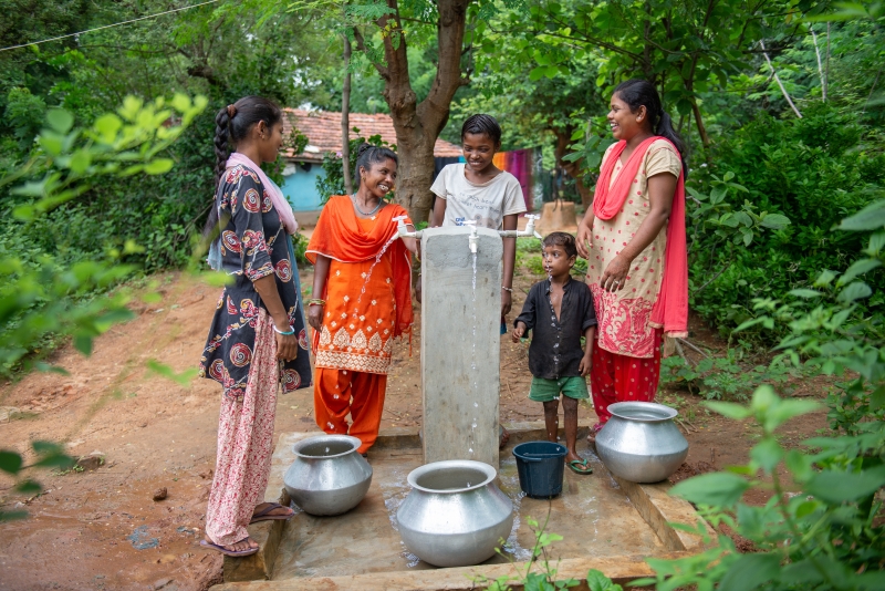 玛塔（右一）：现在，我不用为水源而担心了。我随时都可以来取水，即使放学后也可以。现在每天24小时都有水供应。我们很感谢世界宣明会。”