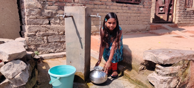 11岁的女孩希曼丝（Himanshi）被叮咛要尽可能多洗手。但由于她的村庄地属印度最干旱的地区之一，缺乏水源的她不得不到另一个村庄去寻找水源。但糟糕的是，那些得来不易的水却是棕色的肮脏水。这些年来，希曼丝和她的兄弟姐妹经常因为不干净的水源而生病。新冠病毒疫情和封锁措施为像她一样的脆弱孩童增加了额外的风险，并加重了他们的取水负担。去年 9 月，印度世界宣明会在希曼丝居住的村庄安装了太阳能供水系统，增加了居民获得安全水源的机会。社区居民也获得了水资源管理和保护方面的培训。“现在，我可以轻易获得水源。我不必和妈妈去很远的地方取水了。”希曼丝高兴地表示。