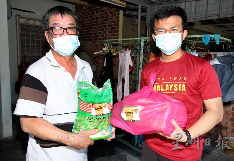 张迪翔（右）造访黄元顺并献上食物盒。