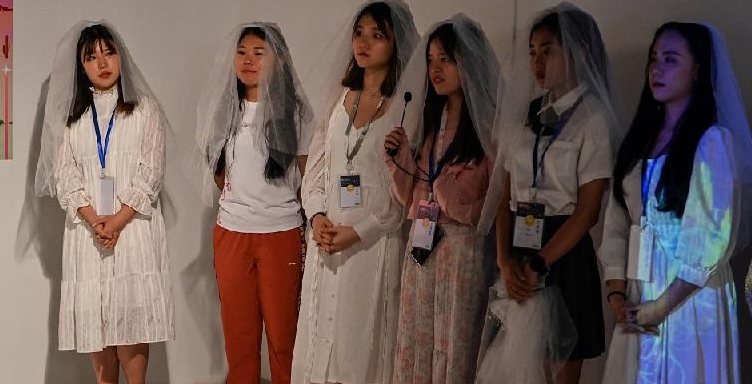 Eating disorder campaigner Zheng Qinwen (L) at the presentation of an anti body-shaming exhibition at the Himalaya Museum in Shanghai. AFP