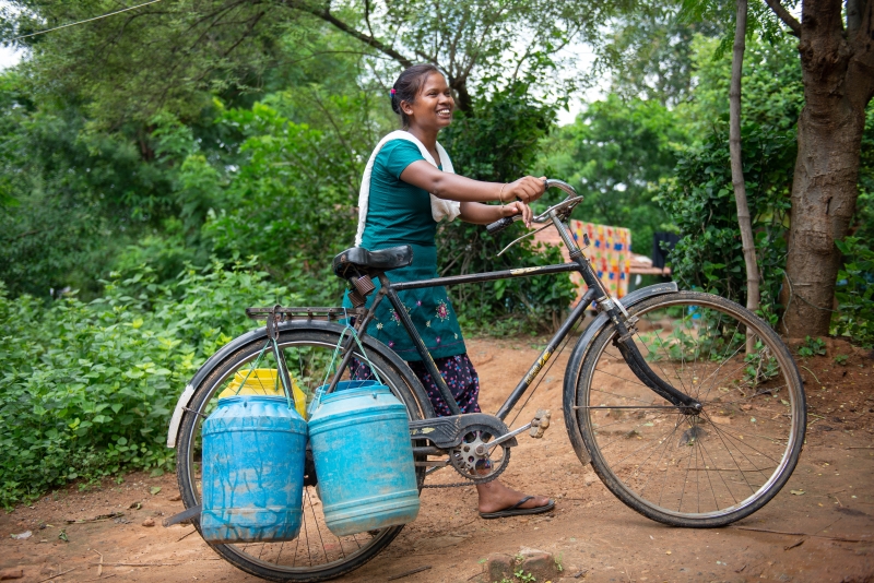 拉斯米之前因为忙于取水，几乎没有时间学习。随着世界宣明会在她的村庄里增设了取水站，大大减轻了她的取水负担，让她可以无忧无虑地去上学。