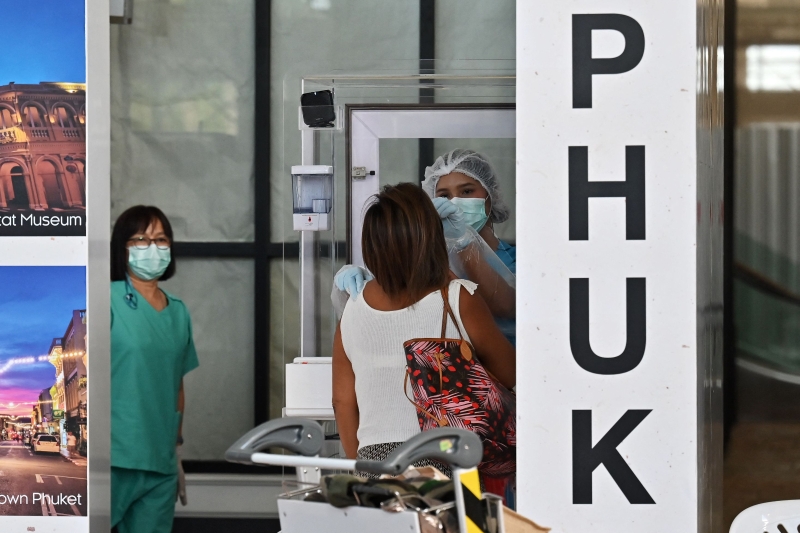 首批抵达普吉岛的外国旅客接受冠病检测。（法新社照片）