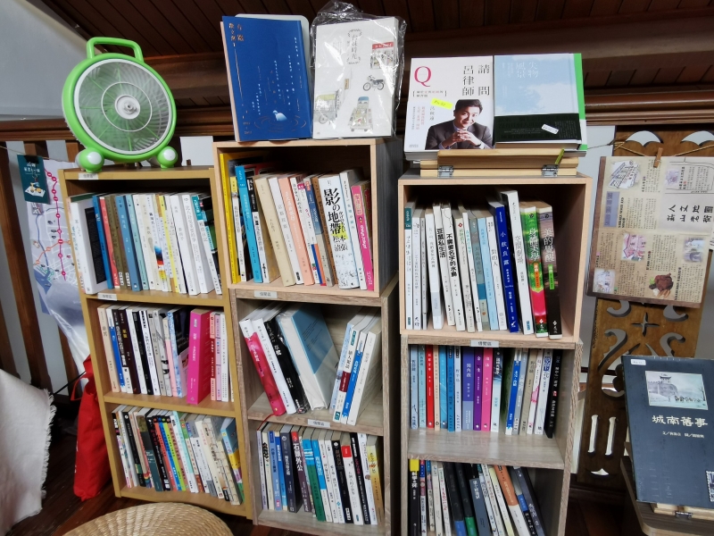 阅读空间内除了文学作品，也有绘本、游记及散文等各类书籍。