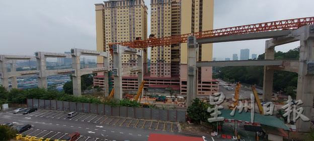 新街场—淡江大道（SUKE）工程桥式起重机坍塌意外，中国籍移工被260吨的重物压毙。马来西亚职业安全与健康局网站显示，这起意外仍在调查中。