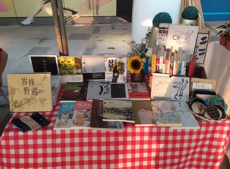 林姝桦偶尔也在市集摆摊卖书，与更多爱书之人交流。