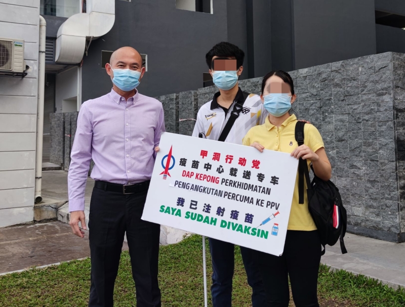林立迎(左)和甲洞行动党安排专车载送两名盲友去冠病疫苗中心接种。 林立迎(左)和甲洞行动党安排专车载送两名盲友去冠病疫苗中心接种。