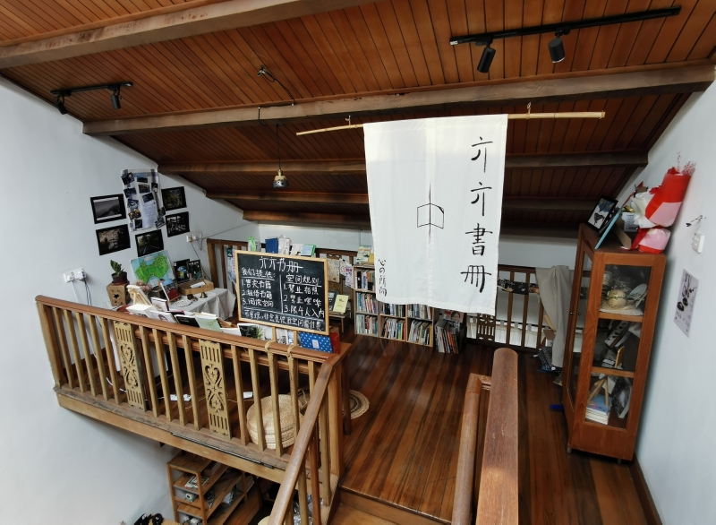 设在峇市老街一家咖啡厅内的“亣亣书册”，除了售卖二手书，也让公众借阅书籍。