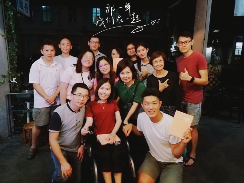 林姝桦（后排右三）与一群文艺爱好者，一同参与旅行分享会。