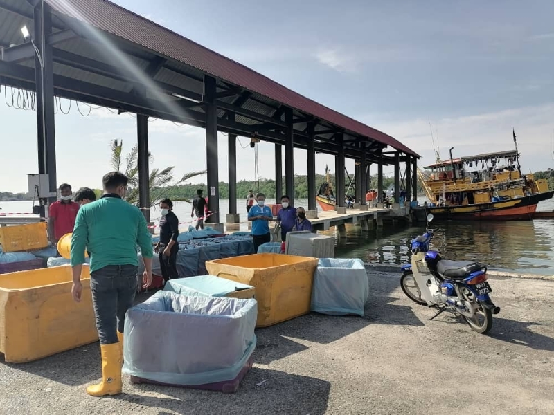 关丹渔业发展局码头至今未恢复营业，渔民暂时移到其他规模较小的码头起鱼。（档案照）