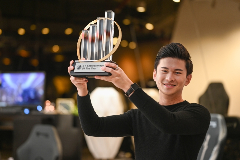 28岁的洪正伟去年获得新加坡年度企业家奖，公司每年卖出的电玩椅多达100万张。（档案照片）