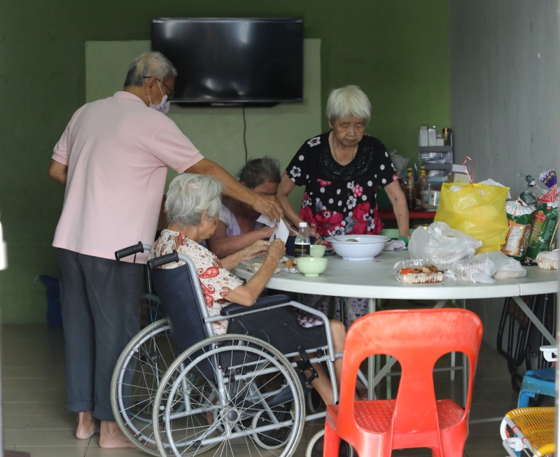 中心目前共有13名老人居住，因而需要的物资不少，尤其是适合老人食用的奶粉。