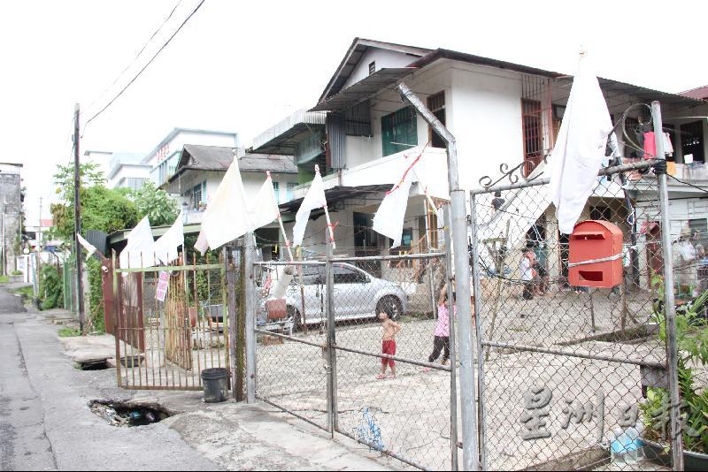 篱笆插有几面白旗，就代表住了几户家庭。