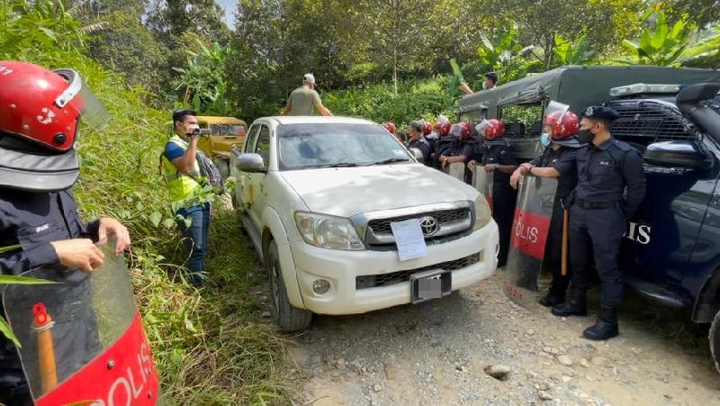警方周六早上突然在都赖森林区的非法芭地设路障，阻止农民进芭莲。