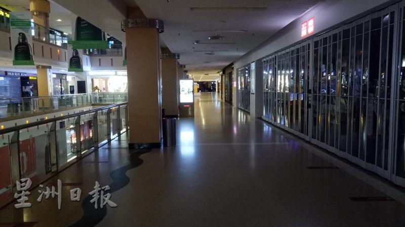 雪州某间商场漆黑一片，许多店铺都没有营业 。 （本报摄影：林毅钲）　　