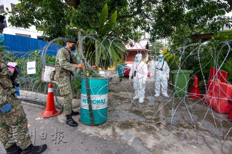 马来西亚政府收紧首都吉隆坡及周边部分地区防疫措施，士兵在马来西亚吉隆坡一处实施“加强行动管制令”的地区执勤。　　　　　　　新华社（张纹综摄）