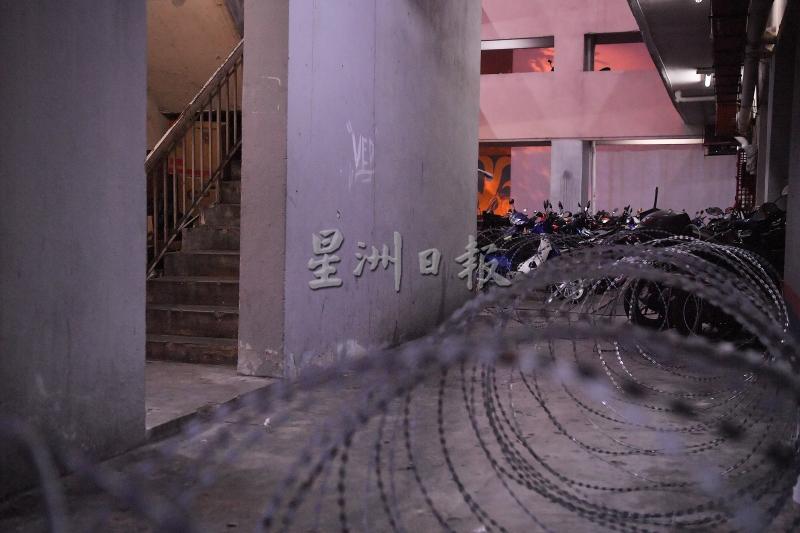 军警人员拆除铺设在楼梯间的铁蒺藜网后，另选一个更适合的地点安放。