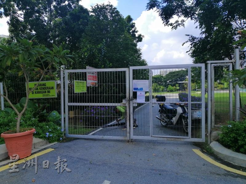 文良港翠湖公园的出入口已大门深锁，只有员工在公园内进行除草及打理工作。　（本报摄影：黄玲玲）