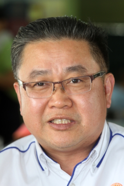 陈宝福：私人公市在早上8时大排长龙，纯粹是民众怕买不到东西的心理作祟。