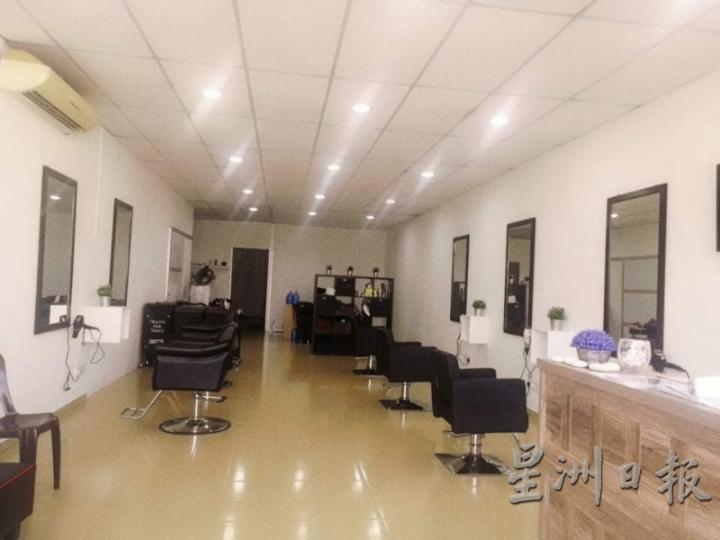 业者把理发店打扫干净，准备明日迎接顾客。