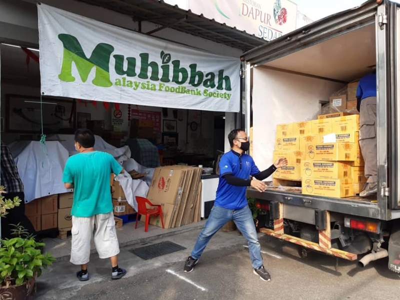 Muhibbah食物银行义工分秒必争安排物资进出货，晚上回到家还得赶写当日报告。
