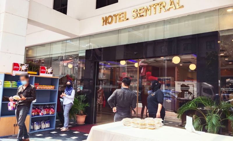 中环酒店食物库首位于吉隆坡中环酒店的门口，让有需要的各族人士前往领取。