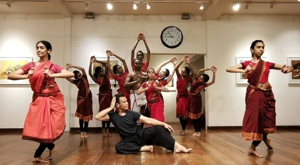 Ramli (C) rehearsing Ganjam with other Sutra Dance Theatre dancers in 2016