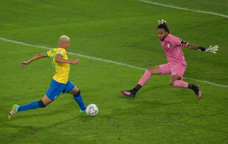 秘鲁门将卡莱塞（右）本场半决赛表现神勇，连扑带挡化解了巴西队多次攻门。左为巴西前锋理查利森。（法新社照片）