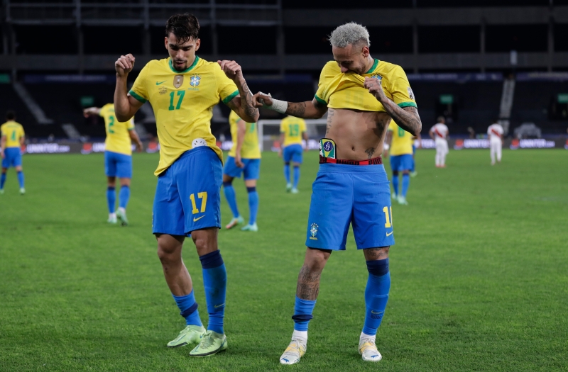 连续为巴西队进球的帕奎塔（左）建功后，和为他助攻的内马尔欢庆。（美联社照片）