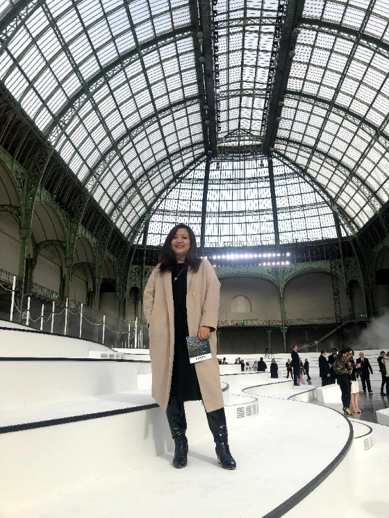 Citta Bella 都会佳人时尚杂志总编辑郑琍今过去常会到巴黎、米兰的时装周看服装秀，尽管因疫情影响只能在线上看秀，她坦言线上秀无法取代到时尚之都看秀的现场感。