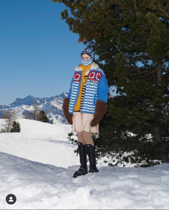 为了更好的展示2021年的秋冬季系列，Miu Miu将白雪覆盖的雪山设为服装秀的场地。