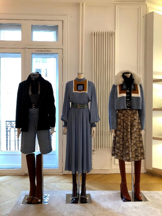 一般上在时装秀之后，品牌还会有一个让时尚编辑细看新一季服装细节、有机会触摸使用的布料材质的环节，图为Longchamp在巴黎的展示间。