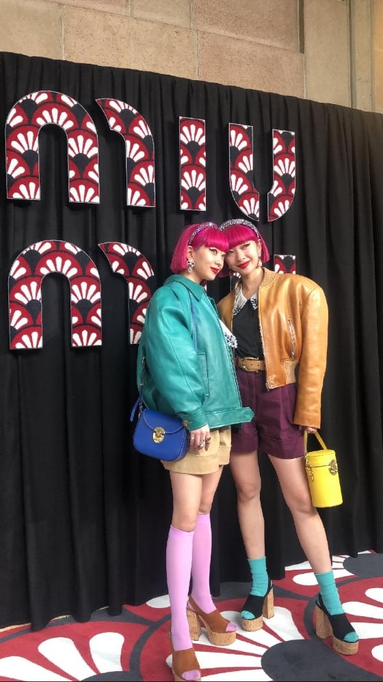 除了明星艺人、超模，还曾在米兰的Miu Miu秀上见到日本双胞胎网红Ami及Aya Suzuki。