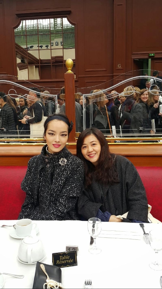 郑琍今（右）在Chanel秀场与中国超模孙菲菲合影。