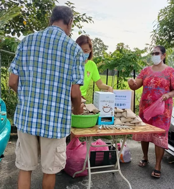 巴生客家公会妇女组也在圣淘沙花园和附近社区提供“爱心早餐”给有需要者。
