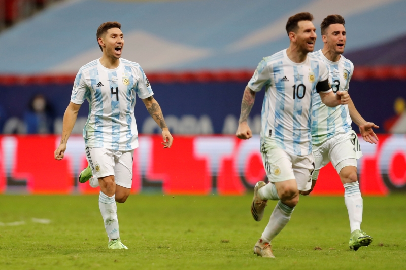 阿根廷经过点球大战险胜晋级决赛，梅西（中）将迎来个人第四次美洲杯决赛，且看他这次能否如愿夺得首个大赛冠军。（欧新社照片）