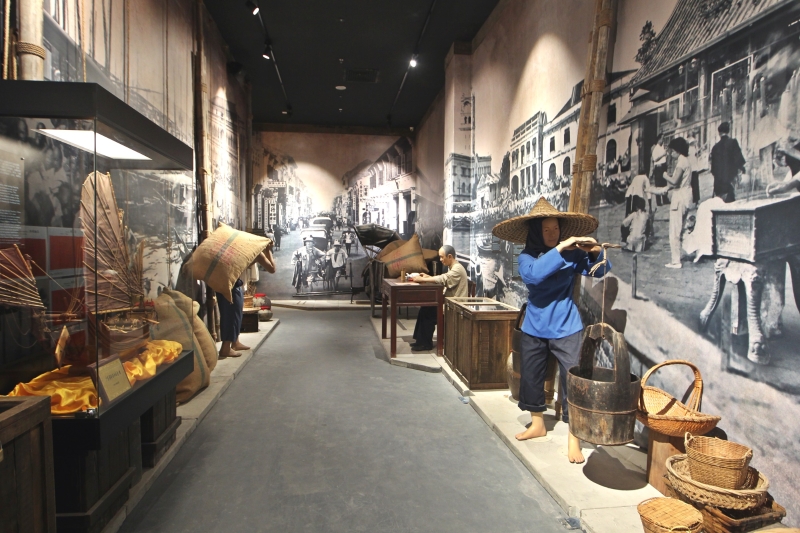 华人博物馆于2018年正式开馆，展区按历史时间线规划，除了历史文物，还采用立体雕塑、微雕，实景重构结合（AR）技术，甚获好评。