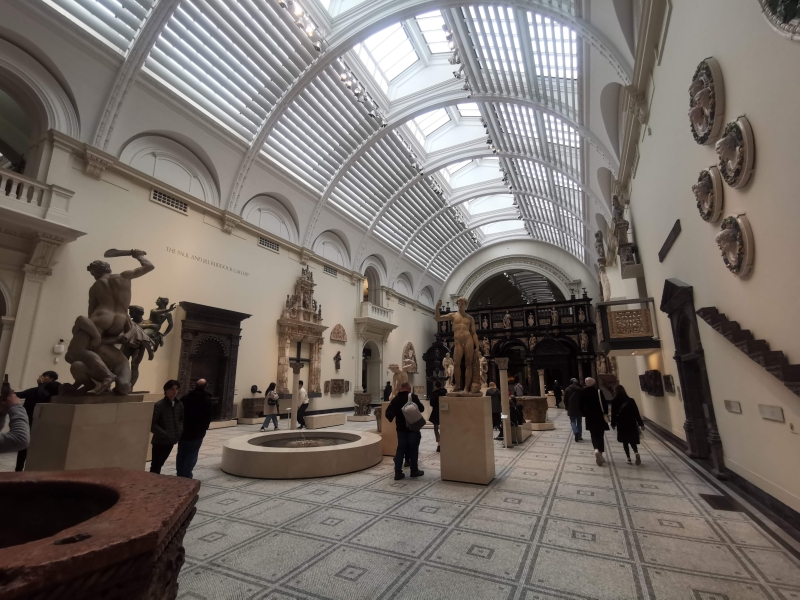 伦敦维多利亚与阿尔伯特博物馆（Victoria & Albert Museum）某展区一角。