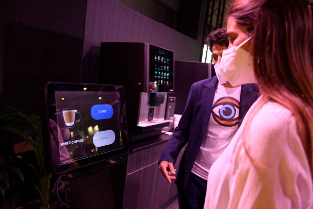 “眼球追踪咖啡机”是采用红外光捕捉眼球运动，当顾客在点选咖啡时，系统能够精准计算眼球停留的位置。