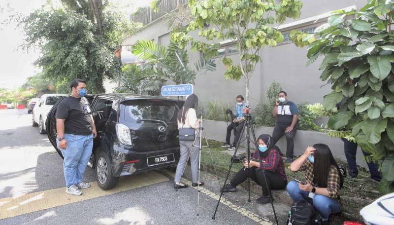 多家媒体记者在慕尤丁私邸外驻守采访。