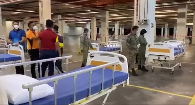 位于旺沙马朱的端姑米占军方医院将停车场改成临时治疗中心，以收治第3阶段和第4阶段的冠病患者。
