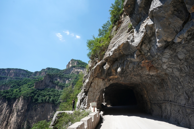 太行山人利用打洞凿隧的方法，在绝壁之上掏出了一条条可以通连的山路。