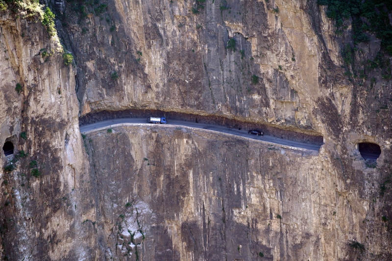 挂壁公路都是从悬崖绝壁上开凿出来的，所以也有人称之为绝壁公路。