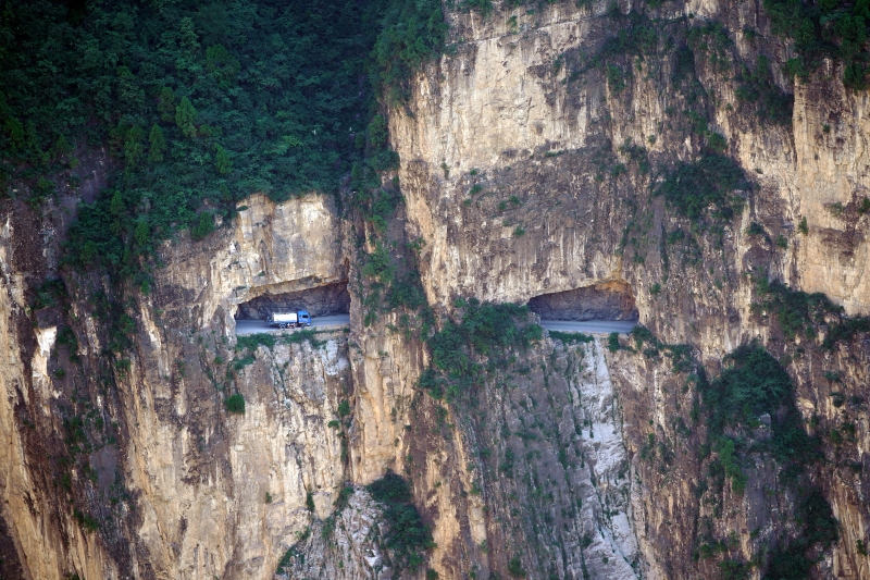 太行山的挂壁公路因为地处山梁险境，它们本身就构成了一种让人震撼的美景。