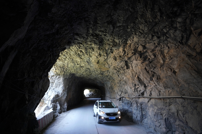 山西省平顺县神龙湾村的“太行天路”每隔十几米，就有一段石壁被凿空，为黑暗的隧道留出了采光口。
