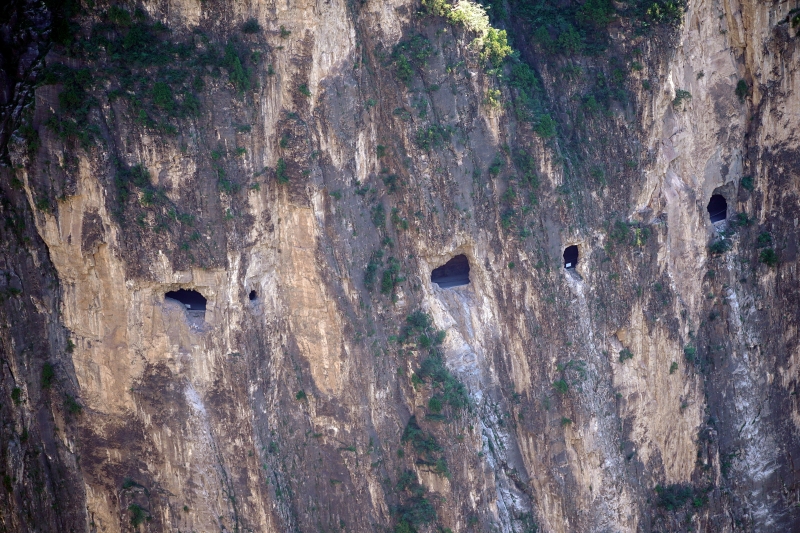绵延数百里的太行山脉绝壁横面上开凿出的挂壁公路，摘掉了村民贫困的帽子。