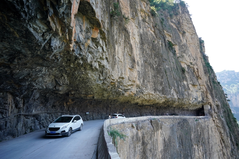 位于平顺县东头寺乡的挂壁公路全长1526公尺，已成为当地的旅游一景，每年都会吸引许多游客前来游览。