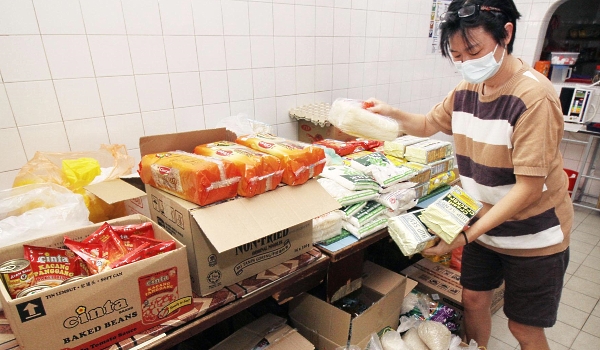 Yuan's food bank distributes rice, biscuits, cooking oil, flour, instant noodles and canned food to the needy. SIN CHEW DAILY